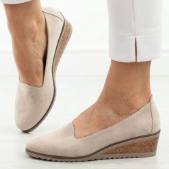 Beżowe zamszowe półbuty damskie na koturnie Potocki 12276. Brązowe półbuty damskie POTOCKI, na lato, bez wzorów, z jeansu, z okrągłym noskiem, bez obcasa, na koturnie, bez zapięcia. Za 159.00 zł.