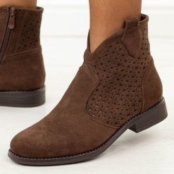 Czekoladowe zamszowe ażurowe botki damskie S.Barski 8151. Brązowe botki damskie S.BARSKI, na jesień, z jeansu, boho, z okrągłym noskiem, bez obcasa, na płaskiej podeszwie, bez zapięcia. Za 239.00 zł.