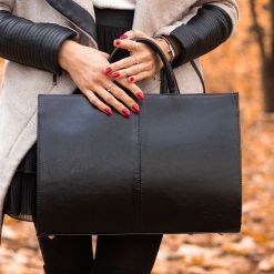 Skórzana damska aktówka DAN-A T19 czarna. Czarne aktówki damskie DAN-A, ze skóry, bez dodatków. Za 399.99 zł.
