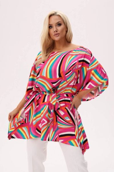 Wiskozowa tunika Soraya w energetycznym, geometrycznym wzorze PLUS SIZE XXL OVERSIZE. Czerwone tuniki damskie Moda Size Plus Iwanek, na spacer, na lato, l, bez wzorów, z satyny, eleganckie, bez kołnierzyka, bez ramiączek. W wyprzedaży za 169.90 zł.