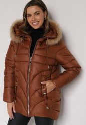 Brązowa Pikowana Kurtka o Trapezowym Kroju z Kapturem i Odpinanym Futerkiem Deolaine. Brązowe kurtki damskie Born2be, l, bez wzorów, z jeansu, z kapturem. Za 169.99 zł.