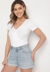 Biały Prążkowany T-shirt z Bawełny z Dekoltem w Serek Filunira. Białe t-shirty damskie Born2be, l, bez wzorów, z bawełny, bez kołnierzyka. Za 39.99 zł.