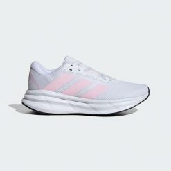 Buty Galaxy 7 Running. Białe obuwie sportowe damskie Adidas, bez zapięcia, do biegania. W wyprzedaży za 191.20 zł.