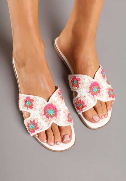 Biało-Różowe Szydełkowe Klapki w Kwiaty na Płaskiej Podeszwie Carela. Białe klapki damskie Born2be, z aplikacjami, bez obcasa, na płaskiej podeszwie, bez zapięcia. Za 79.99 zł.