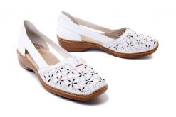 RIEKER 41356-80 white, półbuty/sandały damskie. Białe półbuty damskie Rieker, w ażurowe wzory, z gumy, bez obcasa, na koturnie, bez zapięcia. Za 223.93 zł.