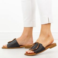 Czarne skórzane klapki damskie T.Sokolski 772. Czarne klapki damskie Sokolski, z aplikacjami, ze skóry, bez obcasa, na płaskiej podeszwie, bez zapięcia. Za 259.00 zł.