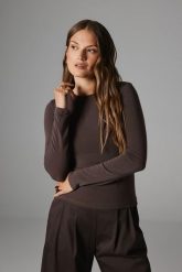 BLUZKA SUZIE BRĄZOWA S - Flawless. Brązowe bluzki damskie Flawless, s, bez wzorów, z materiału, klasyczne, bez kołnierzyka, bez ramiączek. Za 265.00 zł.
