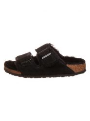 Birkenstock Skórzane klapki "Arizona" w kolorze czarnym rozmiar: 39. Czarne klapki damskie Birkenstock, bez wzorów, z wełny, z otwartym noskiem, bez obcasa, bez zapięcia. Za 434.85 zł.