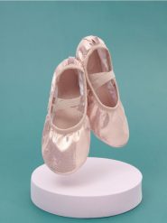 Baleriny - różowy. Czerwone baleriny dziewczęce Sinsay, bez wzorów, bez obcasa, bez zapięcia. Za 25.99 zł.