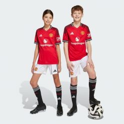 Spodenki domowe Manchester United 25/26. Białe spodenki sportowe damskie Adidas, bez wzorów, do piłki nożnej. Za 179.00 zł.