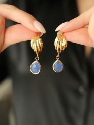 Pierres de Jade Pozłacane kolczyki-wkrętki z akwamarynem rozmiar: onesize. Niebieskie kolczyki damskie Pierres de Jade, z akwamarynem, pozłacane. Za 43.99 zł.