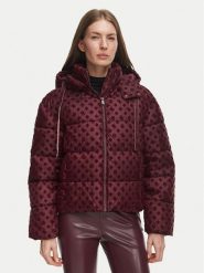 Guess Kurtka zimowa W6BL56 W4195 Bordowy Regular Fit. Czerwone kurtki damskie Guess, na zimę, xs, z aplikacjami, z syntetyku, bez kaptura. Za 794.99 zł.