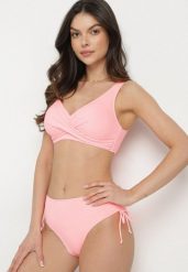 Różowe Bikini Majtki Typu Figi i Biustonosz z Ozdobnym Wiązaniem Kinnavia. Czerwone bikini Born2be, bez wzorów. Za 69.99 zł.