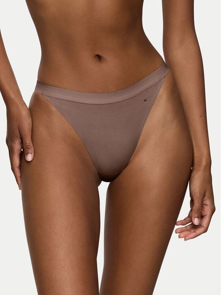 Triumph Stringi Smart Natural 10214484 Brązowy. Brązowe stringi Triumph, bez wzorów. Za 69.99 zł.