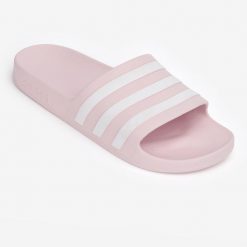 Klapki basenowe ADIDAS Adilette Aqua. Białe klapki damskie Adidas, bez wzorów, z materiału, bez obcasa, bez zapięcia. W wyprzedaży za 79.99 zł.