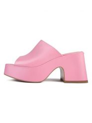 Loft37 Skórzane klapki w kolorze jasnoróżowym rozmiar: 41. Różowe klapki damskie loft37, bez wzorów, z otwartym noskiem, bez obcasa, na obcasie, bez zapięcia. Za 347.99 zł.