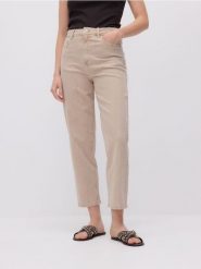 Jeansy mom fit - kremowy. Białe jeansy damskie Reserved, z podwyższonym stanem. W wyprzedaży za 99.99 zł.