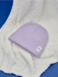 Czapka beanie - fioletowy. Fioletowe czapki damskie Sinsay, z aplikacjami, z dzianiny. Za 9.99 zł.