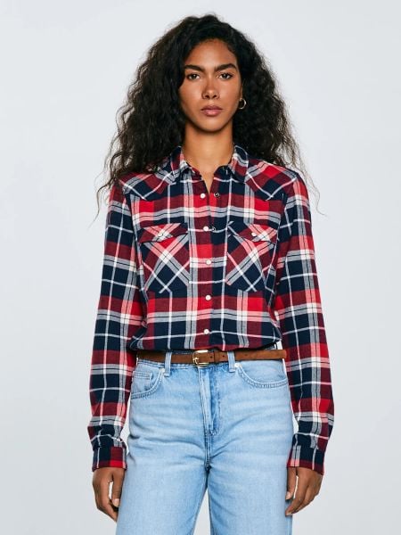 Koszula damska flanelowa z kratę czerwono-granatowa Hiri 603. Czerwone koszule damskie Big Star, l, bez wzorów, eleganckie, bez kołnierzyka, bez ramiączek. W wyprzedaży za 199.99 zł.