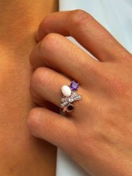 Les Petites Précieuses Pozłacany pierścionek z kamieniami szlachetnymi rozmiar: 56. Czerwone pierścionki damskie Les Petites Précieuses, z ametystem, pozłacane. Za 217.99 zł.