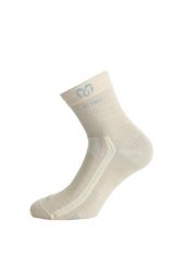 Skarpety merino WKS. Czerwone skarpetki damskie LASTING, bez wzorów, z elastanu. Za 98.85 zł.