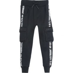 Czarne Spodnie Dresowe Suited Up. Spodnie dresowe chłopięce marki 4F. Za 49.99 zł.