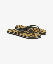 Superdry Klapki Vintage Vegan z gumy – BLACK/GOLD. Czarne klapki damskie Superdry, bez wzorów, bez obcasa, bez zapięcia. Za 129.40 zł.