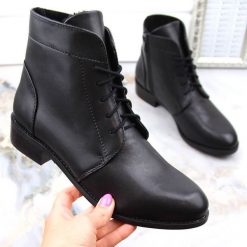 Skórzane botki damskie klasyczne czarne Dolce Pietro 2261-001-01-5. Czarne botki damskie Dolce Pietro, ze skóry, klasyczne, bez obcasa, bez zapięcia. Za 205.00 zł.
