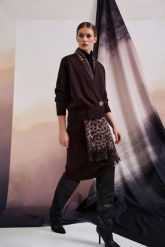 Kardigan z ozdobnym guzikiem brązowy. Brązowe kardigany damskie MOODO, xs, bez wzorów, z poliamidu. Za 139.99 zł.