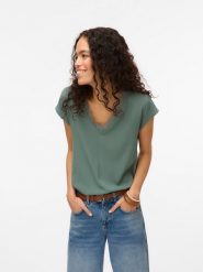 Vero Moda Koszulka w kolorze zielonym rozmiar: L. Zielone bluzki damskie Vero Moda, l, bez wzorów, z koronki, klasyczne, bez kołnierzyka, bez ramiączek. Za 65.38 zł.