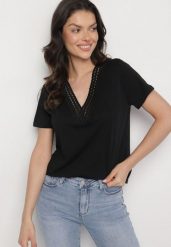 Czarny T-shirt z Bawełny z Wiskozą i Ażurowym Zdobieniem Alivira. Czarne t-shirty damskie Born2be, m, z aplikacjami, z bawełny, bez kołnierzyka. Za 84.99 zł.
