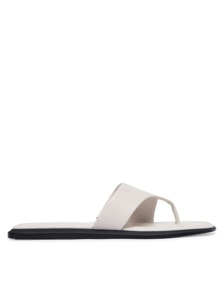 Calvin Klein Japonki HW0HW02866 Biały. Białe klapki damskie Calvin Klein, bez wzorów, ze skóry, bez obcasa, bez zapięcia. Za 260.99 zł.