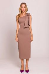 Elegancka sukienka ołówkowa na jedno ramię z kokardą mokka. Sukienki damskie MOE, bez wzorów, z elastanu, eleganckie, bez ramiączek. Za 389.00 zł.