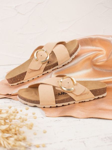 Billowy Skórzane klapki w kolorze jasnoróżowym rozmiar: 42. Różowe klapki damskie Billowy, bez wzorów, z otwartym noskiem, bez obcasa, bez zapięcia. Za 104.64 zł.