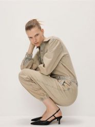 Kombinezon z przecieranego denimu - beżowy. Brązowe kombinezony damskie Reserved, l, bez wzorów, z denimu, bez kołnierzyka, bez ramiączek. W wyprzedaży za 129.99 zł.