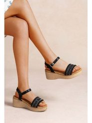 Foreverfolie Sandały w kolorze czarnym na koturnie rozmiar: 41. Czarne sandały damskie Foreverfolie, bez wzorów, z otwartym noskiem, bez obcasa, na koturnie, bez zapięcia. Za 113.99 zł.