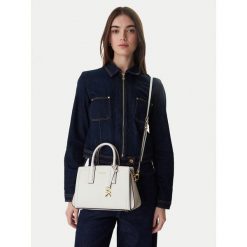 Torebka MICHAEL Michael Kors. Białe torebki klasyczne damskie MICHAEL Michael Kors, bez dodatków. Za 1,128.99 zł.
