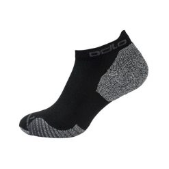 Skarpety Odlo Socks short CERAMICOOL RUN. Czarne skarpetki damskie ODLO, bez wzorów. Za 67.68 zł.
