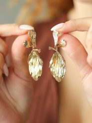 L'Atelier de Gaia Pozłacane kolczyki-wkrętki rozmiar: onesize. Żółte kolczyki damskie L'Atelier de Gaia, pozłacane. Za 39.99 zł.