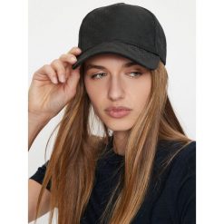 Czapka z daszkiem Guess. Czarne czapki z daszkiem damskie Guess, z aplikacjami. Za 109.99 zł.