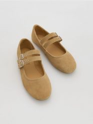 Zamszowe baleriny - brązowy. Brązowe baleriny dziewczęce Reserved, bez wzorów, z zamszu, bez obcasa, bez zapięcia. Za 119.99 zł.