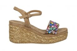 Sandały Alma En Pena V251352 Suede Sand 207001, Wielokolorowy, Skóra naturalna - 36. Brązowe sandały damskie Alma En Pena, z aplikacjami, z gumy, bez obcasa, na koturnie, bez zapięcia. W wyprzedaży za 359.10 zł.