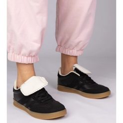 Czarne sneakersy trampki damskie sportowe. Czarne trampki damskie bez wzorów, z syntetyku, przed kostkę, bez zapięcia. Za 84.03 zł.