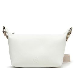 Torebka Calvin Klein Jeans. Białe listonoszki damskie Calvin Klein Jeans, bez wzorów, z jeansu, bez dodatków. Za 399.99 zł.