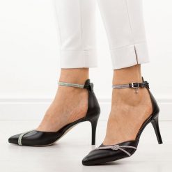 Czarne lico skórzane Polskie szpilki damskie Prestige 2258. Czarne szpilki damskie Prestige, bez wzorów, ze skóry, bez obcasa, na szpilce, bez zapięcia. Za 419.00 zł.