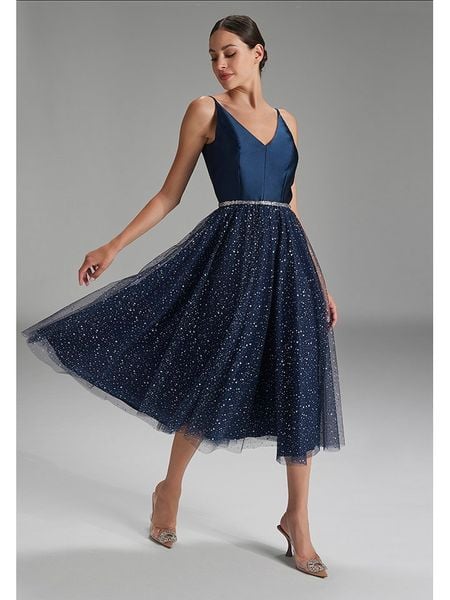 SWING Sukienka w kolorze granatowym rozmiar: 38. Niebieskie sukienki damskie Swing, bez wzorów, z tiulu, bez ramiączek. Za 363.71 zł.