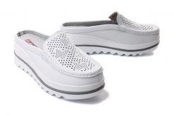 ARTIKER RELAKS 46C2850 biały, klapki damskie. Białe klapki damskie Artiker Relaks, w ażurowe wzory, ze skóry, bez obcasa, na koturnie, bez zapięcia. Za 179.90 zł.