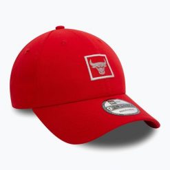 Czapka z daszkiem New Era Metallic Patch 9FORTY Chicago Bulls. Czerwone czapki z daszkiem damskie New Era, bez wzorów. Za 119.99 zł.