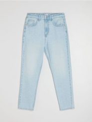 Klasyczne jeansy mom fit - niebieski. Niebieskie jeansy damskie Sinsay. Za 59.99 zł.