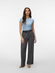 Vero Moda Koszulka w kolorze błękitnym rozmiar: XS. Niebieskie bluzki damskie Vero Moda, s, bez wzorów, z materiału, klasyczne, bez kołnierzyka, bez ramiączek. Za 69.99 zł.